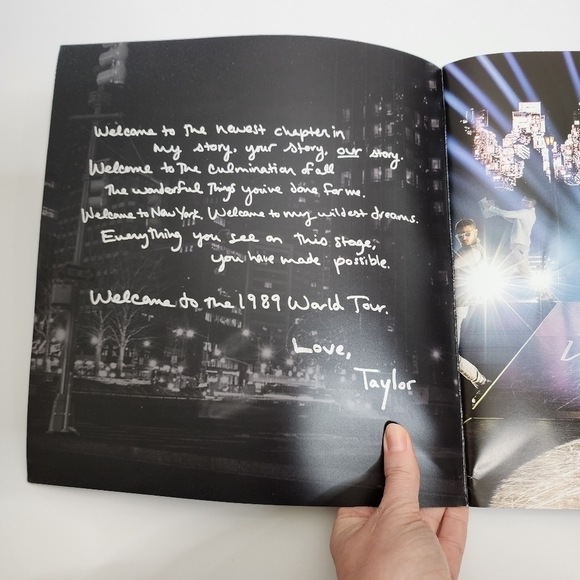 Taylor Swift 1989 World Tour Holographic Cover Official Tour Book - Picture 6 of 9
